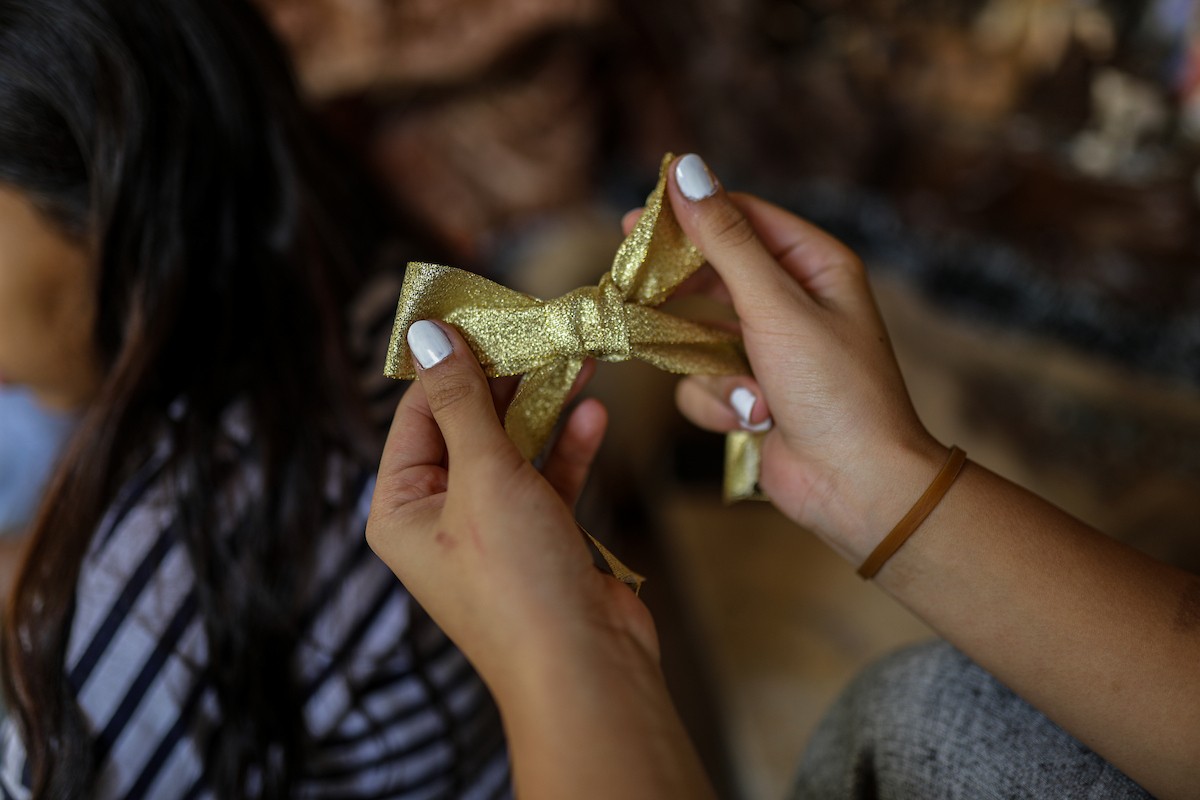 المسيحيون الفلسطينيون يزينون كنيسة دير اللاتين في مدينة غزة، في ظل الظروف الصعبة التي يمر بها القطاع المحاصر، استعدادًا لاحتفالات رأس السنة، ويواصلون استعداداتهم رغم الصعوبات التي يواجهها. 9 ديسمبر/كانون الأول 2025. تصوير: عمر أشتوي