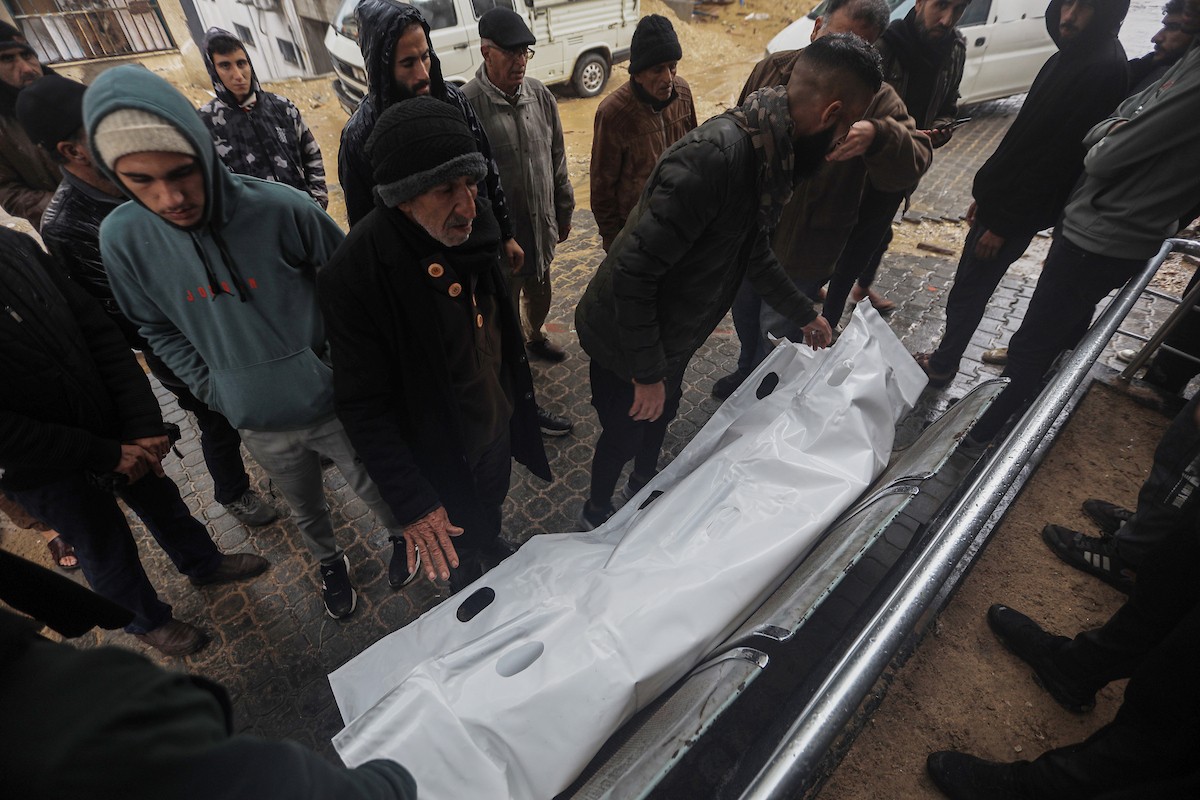 شُيّع الفلسطينيون جثامين عدد من الضحايا الذين سقطوا جراء انهيار مبانٍ متداعية بفعل الأمطار الغزيرة في مدينة غزة.تصوير: عمر أشتوي