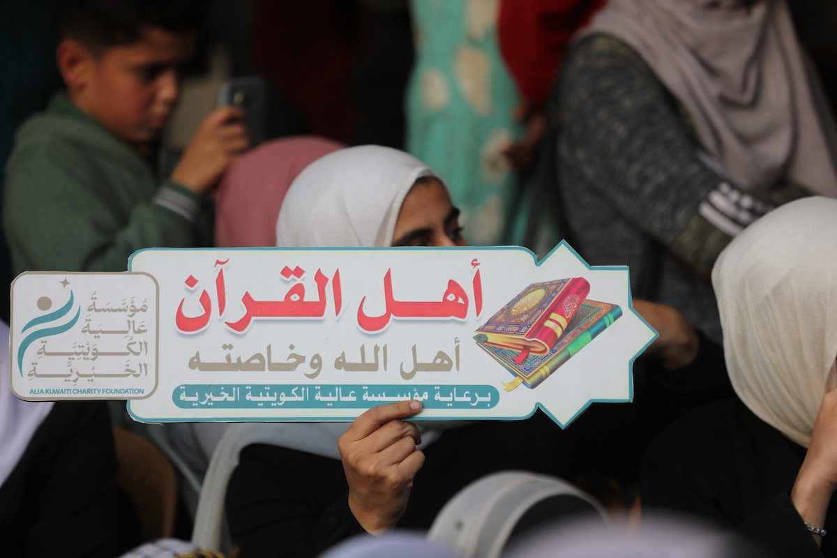 شارك صبية وفتيات في حفل تكريم لحافظي القرآن الكريم في مخيم الشاطئ للاجئين غرب مدينة غزة، حيث تم تكريم 500 حافظ للقرآن، 25 ديسمبر/كانون الأول 2025. تصوير: عمر أشتوي