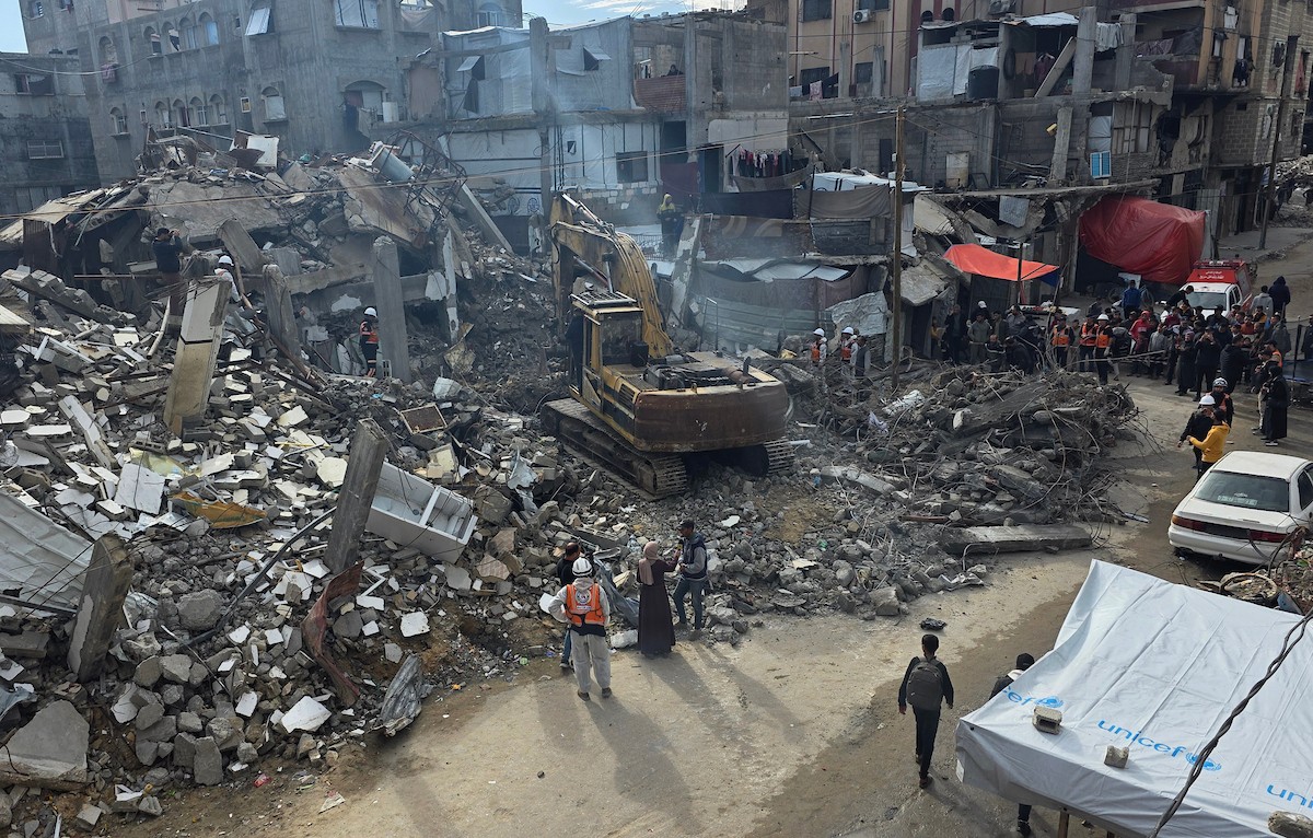 فرق الدفاع المدني تبدأ عمليات البحث عن 55 جثة تحت أنقاض 13 منزلاً دمرها القصف الإسرائيلي في خان يونس، 20 ديسمبر/كانون الأول 2025. صور: طارق محمد/ (APA )