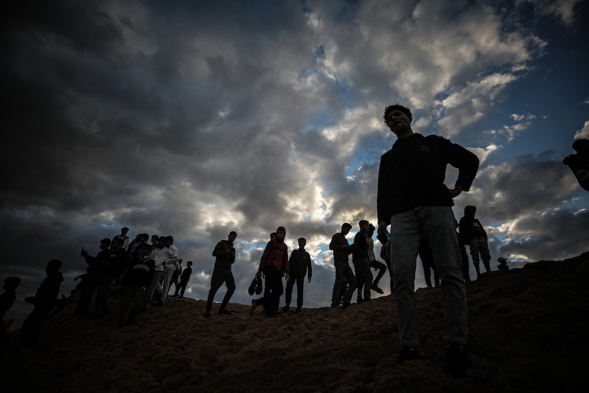 شبان فلسطينيون يركبون الدراجات النارية على الكثبان الرملية في بلدة الزهراء، بعد انقطاع دام عامين عن هذه الرياضة بسبب الحرب واحتلال الجيش الإسرائيلي للمنطقة المعروفة سابقا بمحور