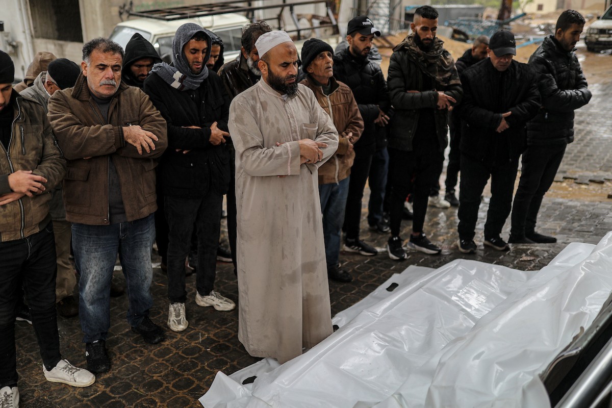 شُيّع الفلسطينيون جثامين عدد من الضحايا الذين سقطوا جراء انهيار مبانٍ متداعية بفعل الأمطار الغزيرة في مدينة غزة.تصوير: عمر أشتوي