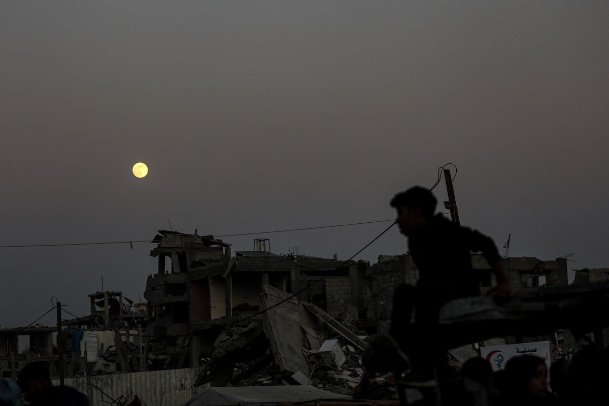 القمر البارد للغاية، آخر قمر عملاق لعام 2025، يظهر فوق سماء مدينة غزة، 4 ديسمبر/كانون الأول 2025. تصوير: عمر أشتوي