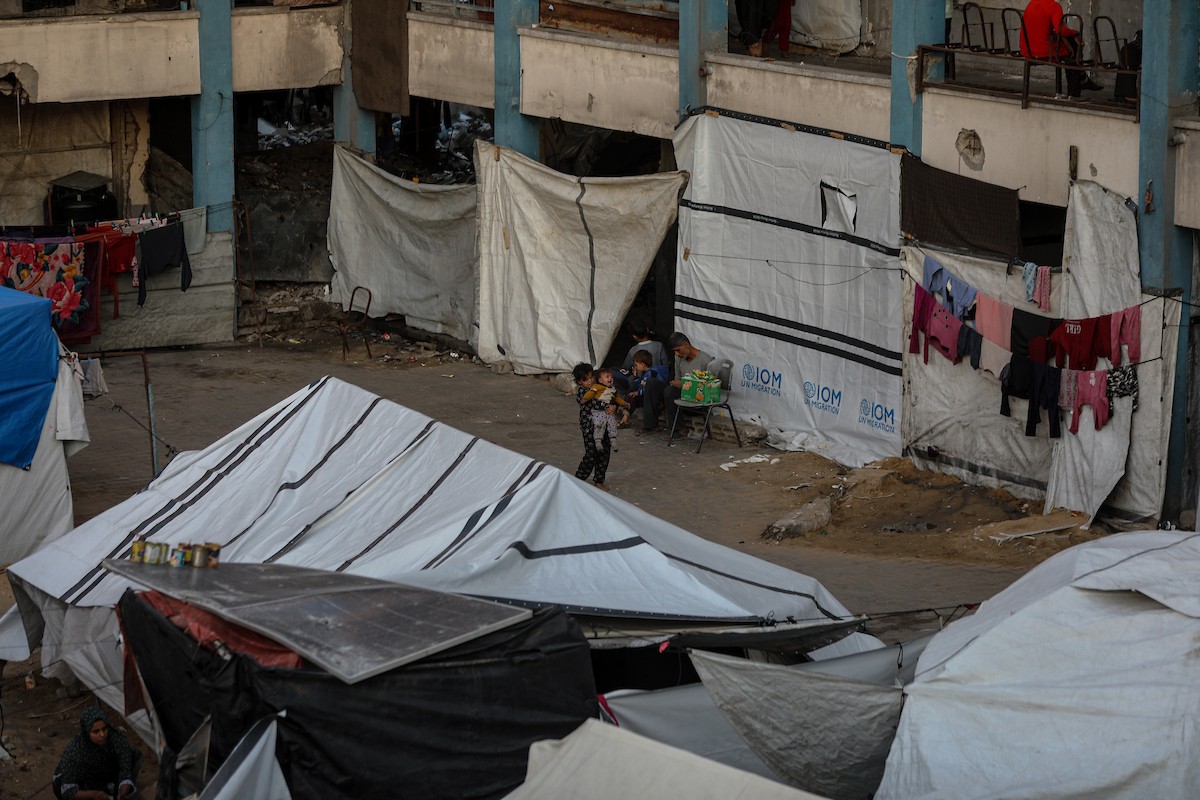 يواصل الفلسطينيون حياتهم اليومية في ظل ظروف صعبة في مدارس الأونروا بمدينة غزة في الأول من ديسمبر/كانون الأول 2025