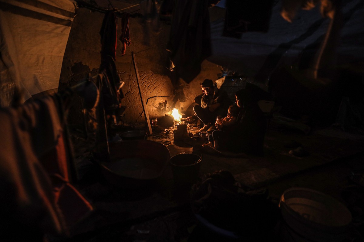 عائلات نازحة تتجمع حول النار للتدفئة في مدينة غزة في ظل الأجواء الباردة، 30 ديسمبر/كانون الأول 2025. تصوير: عمر أشتوي