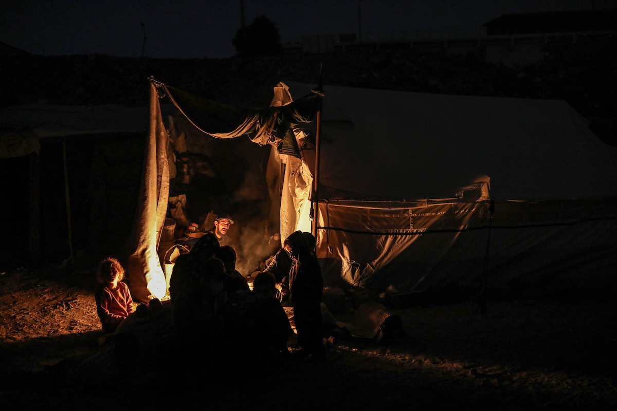 يعيش الفلسطينيون حياتهم اليومية الصعبة ليلاً في خيام نصبت في شوارع مدينة غزة، 5 ديسمبر/كانون الأول 2025.تصوير: عمر أشتوي