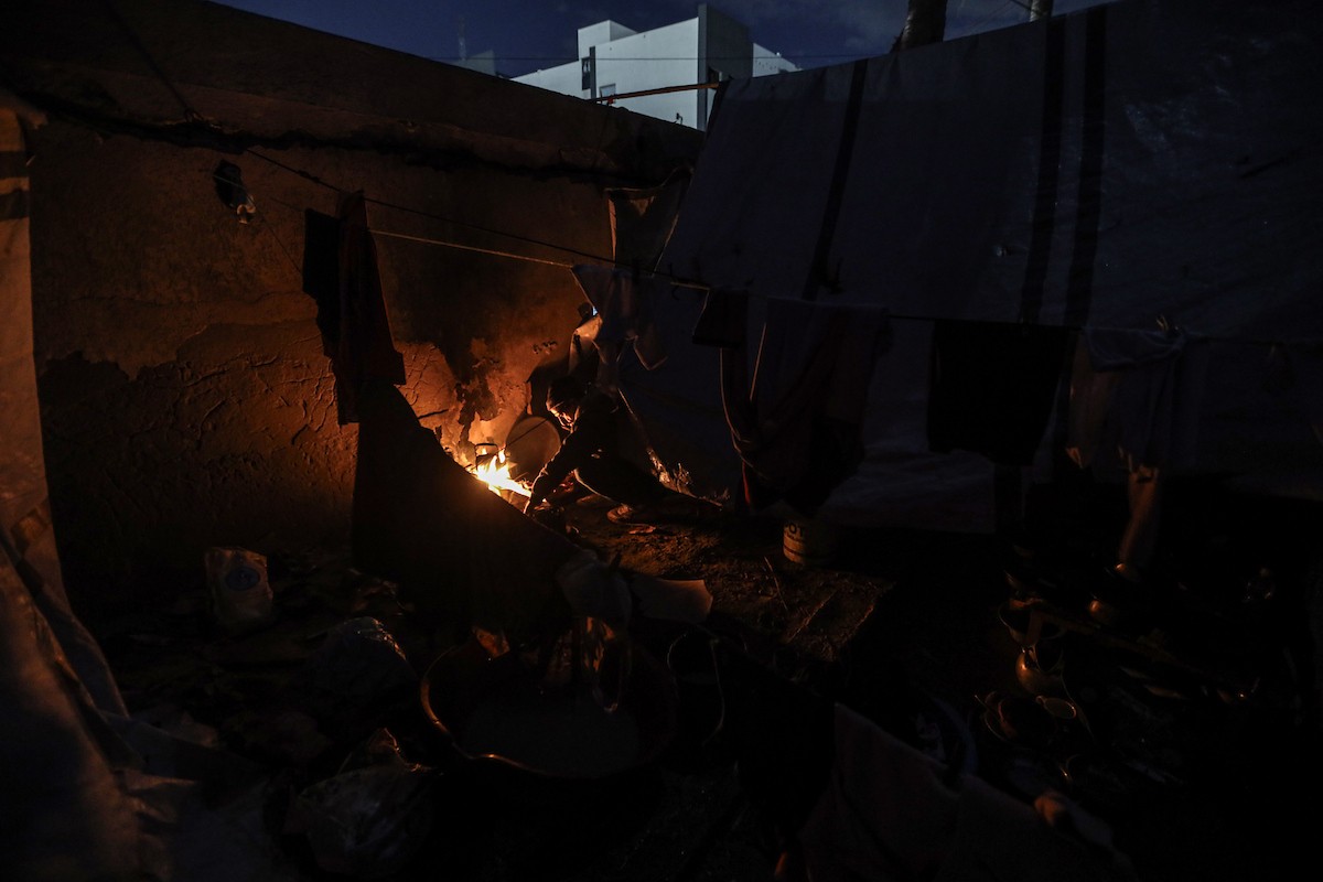 عائلات نازحة تتجمع حول النار للتدفئة في مدينة غزة في ظل الأجواء الباردة، 30 ديسمبر/كانون الأول 2025. تصوير: عمر أشتوي