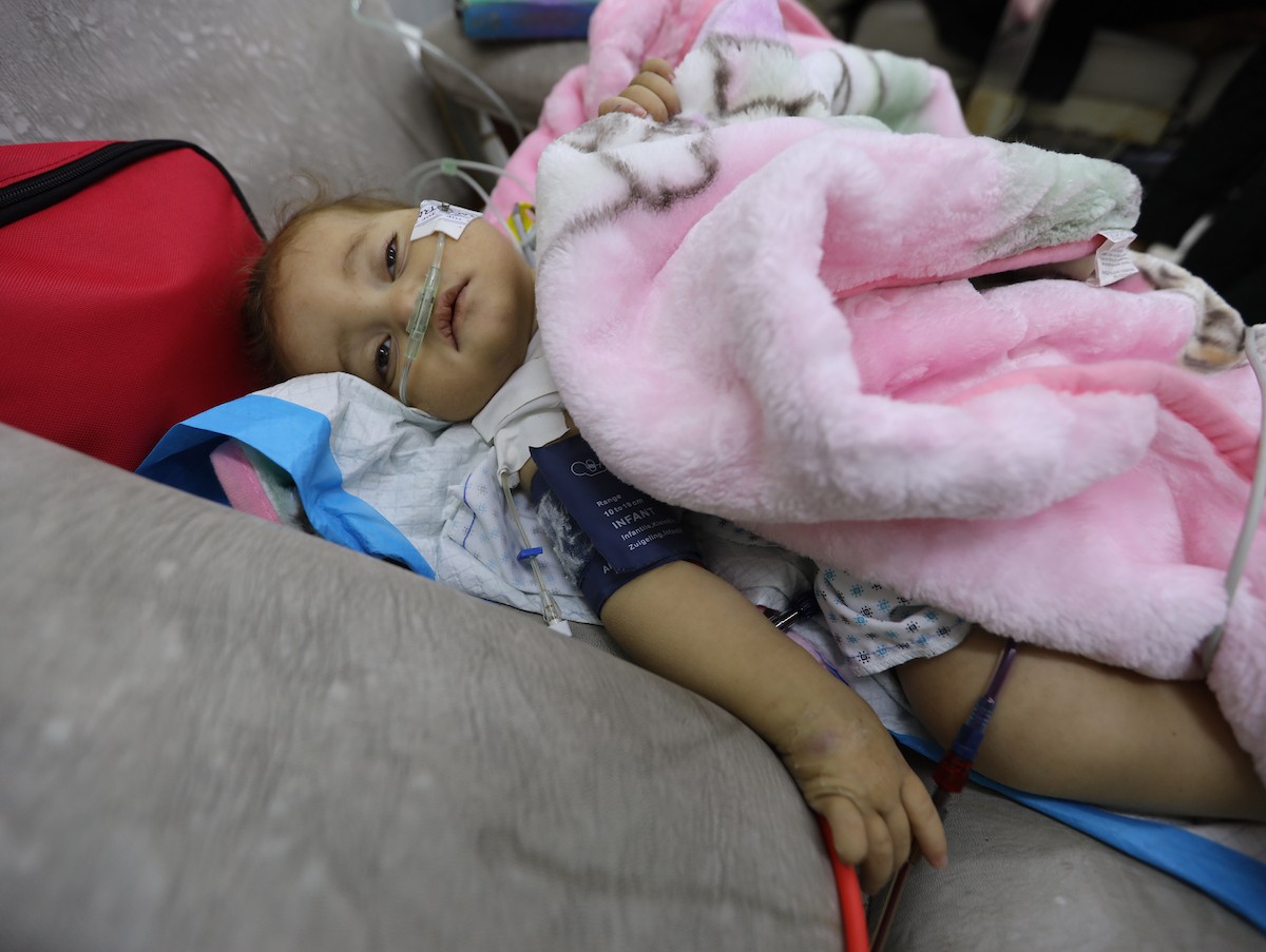 تتلقى الطفلة الفلسطينية سما أبو عجوة، المصابة بمرض نادر، رعاية طبية محدودة في مستشفى الشفاء بمدينة غزة، 19 ديسمبر/كانون الأول 2025. تصوير: عمر أشتوي
