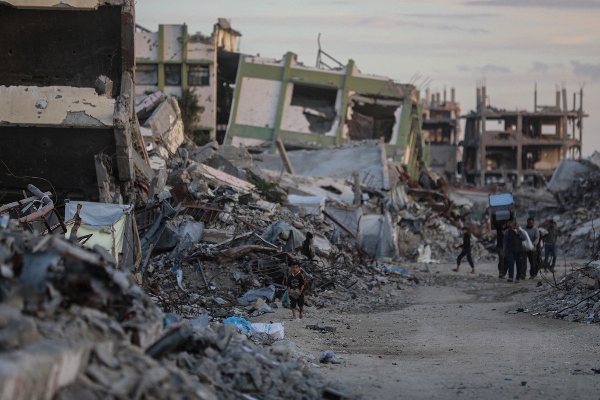 يواصل الفلسطينيون النازحون حياتهم اليومية في ظل ظروف صعبة داخل خيام النزوح المنتشرة وسط الدمار في حي الزيتون، جنوب شرق مدينة غزة، في 9 ديسمبر/كانون الأول 2025. تصوير: عمر أشتوي