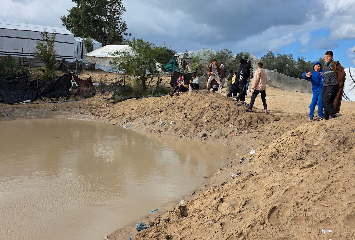 يُكافح الفلسطينيون النازحون، المقيمون في خيام مؤقتة، من أجل البقاء في ظل ظروف قاسية، حيث تجتاح الأمطار والعواصف الشديدة منطقة المواصي، غرب خان يونس، جنوب قطاع غزة، في 28 ديسمبر/كانون الأول 2025. (صورة: طارق محمد)