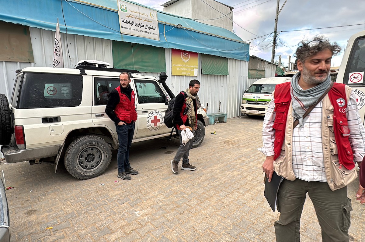 نقل أسرى فلسطينيين أفرج عنهم الجيش الإسرائيلي بواسطة سيارات تابعة للصليب الأحمر إلى مستشفى شهداء الأقصى لإجراء فحوصات طبية في دير البلح، وسط قطاع غزة، بتاريخ 28 ديسمبر/كانون الأول 2025. تصوير: أحمد إبراهيم