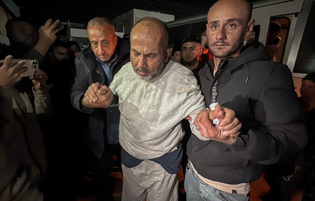 الأسرى الفلسطينيون المفرج عنهم من قبل جيش الاحتلال الإسرائيلي يتم نقلهم إلى مستشفى شهداء الأقصى لإجراء الفحوصات الطبية، الأسرى الفلسطينيون الذين اعتقلهم جيش الاحتلال الإسرائيلي من قطاع غزة خلال توغله البري، دير البلح