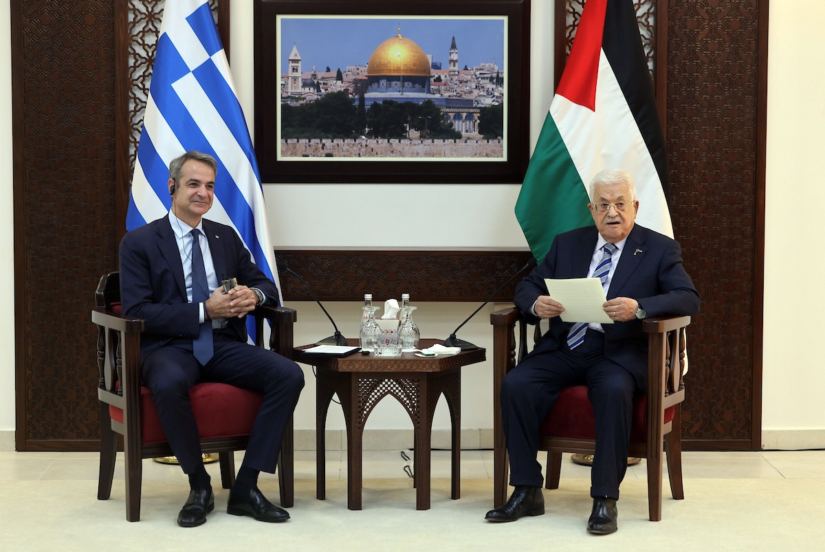 الرئيس الفلسطيني محمود عباس (أبو مازن) يلتقي رئيس الوزراء اليوناني كيرياكوس ميتسوتاكيس في رام الله، 22 ديسمبر/كانون الأول 2025. صورة: ثائر غنايم