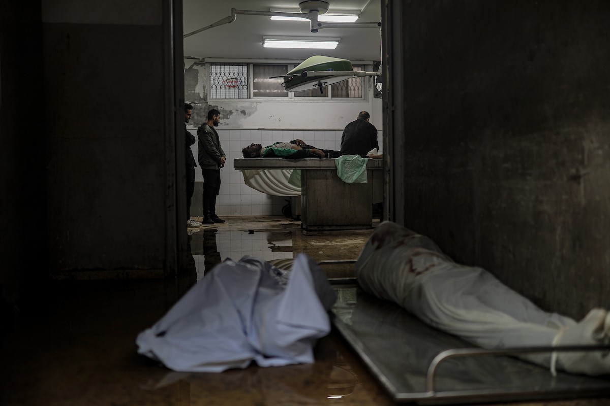 شُيّع الفلسطينيون جثامين عدد من الضحايا الذين سقطوا جراء انهيار مبانٍ متداعية بفعل الأمطار الغزيرة في مدينة غزة.تصوير: عمر أشتوي