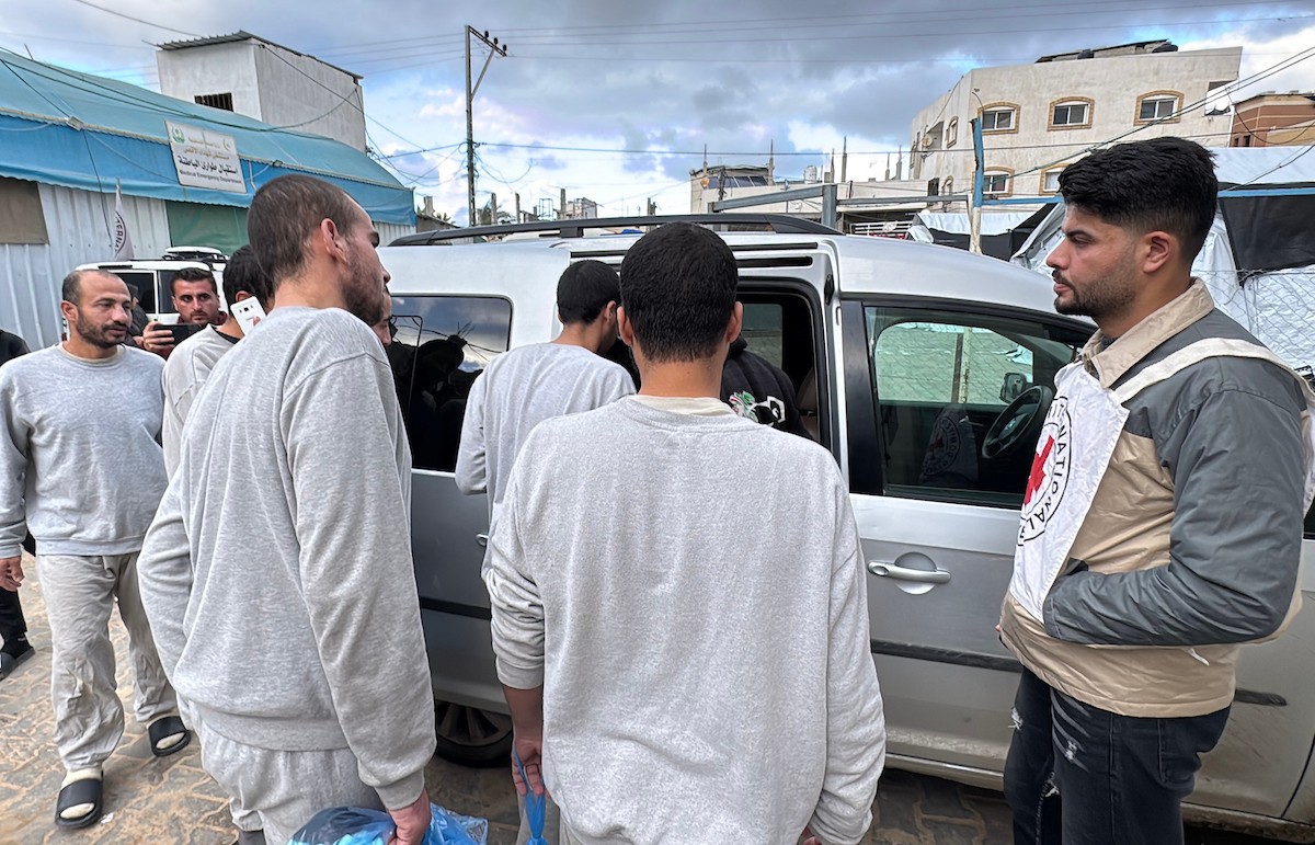 نقل أسرى فلسطينيين أفرج عنهم الجيش الإسرائيلي بواسطة سيارات تابعة للصليب الأحمر إلى مستشفى شهداء الأقصى لإجراء فحوصات طبية في دير البلح، وسط قطاع غزة، بتاريخ 28 ديسمبر/كانون الأول 2025. تصوير: أحمد إبراهيم