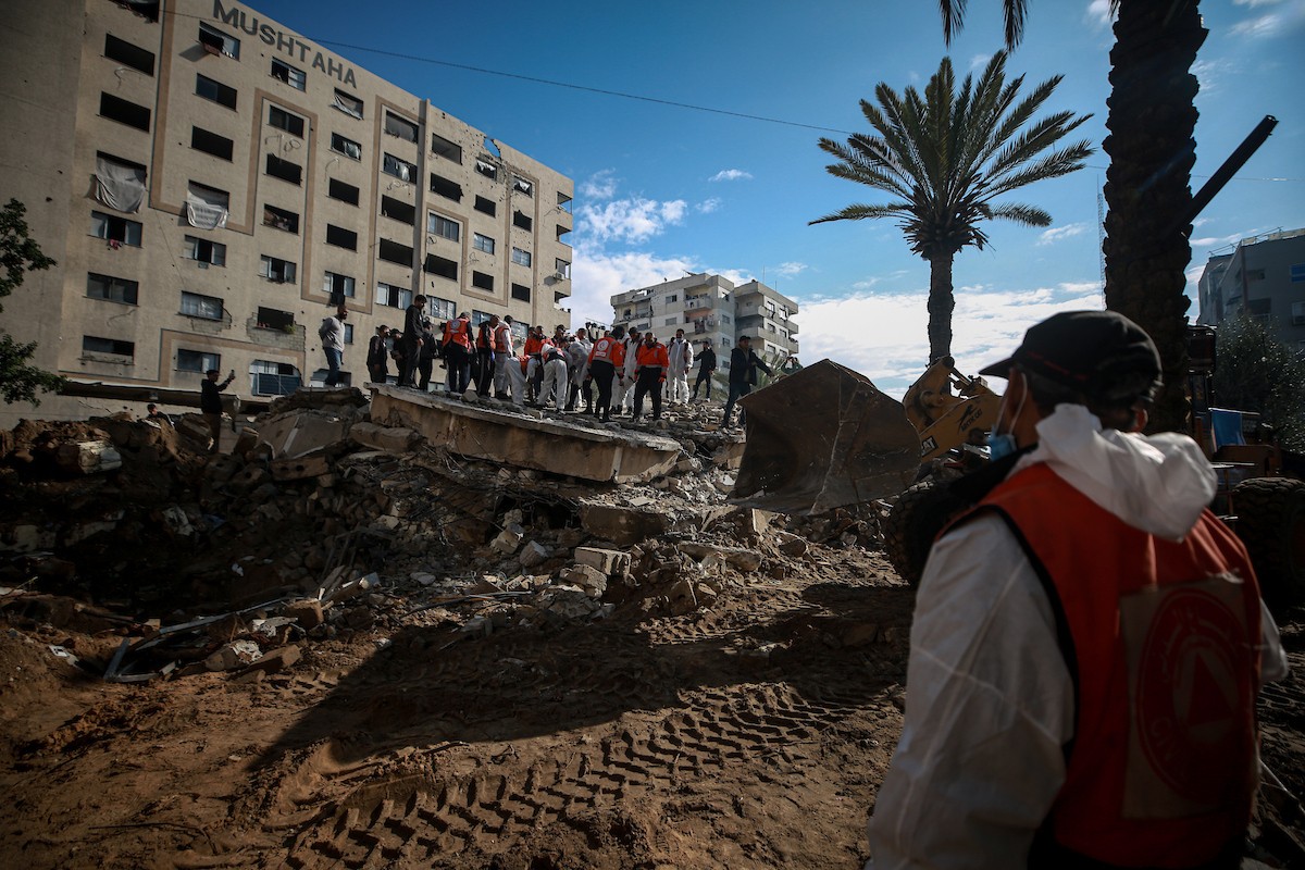 تواصل فرق الدفاع المدني، مستخدمةً آليات مصرية ثقيلة، عمليات البحث للوصول إلى جثث الفلسطينيين الذين سقطوا في هجمات إسرائيلية والمدفونين تحت الأنقاض في مدينة غزة، في 15 ديسمبر/كانون الأول 2025