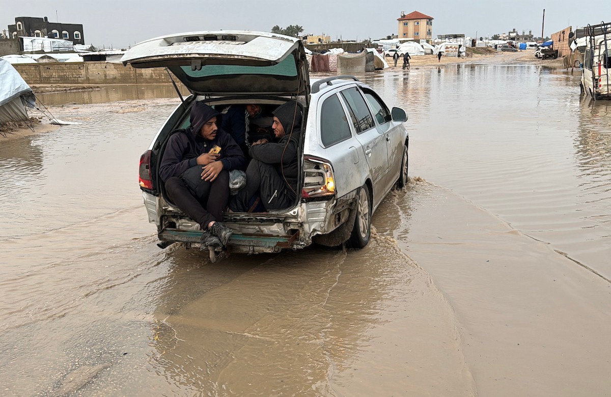 يُعاني الفلسطينيون من الفيضانات التي أعقبت هطول أمطار غزيرة على دير البلح