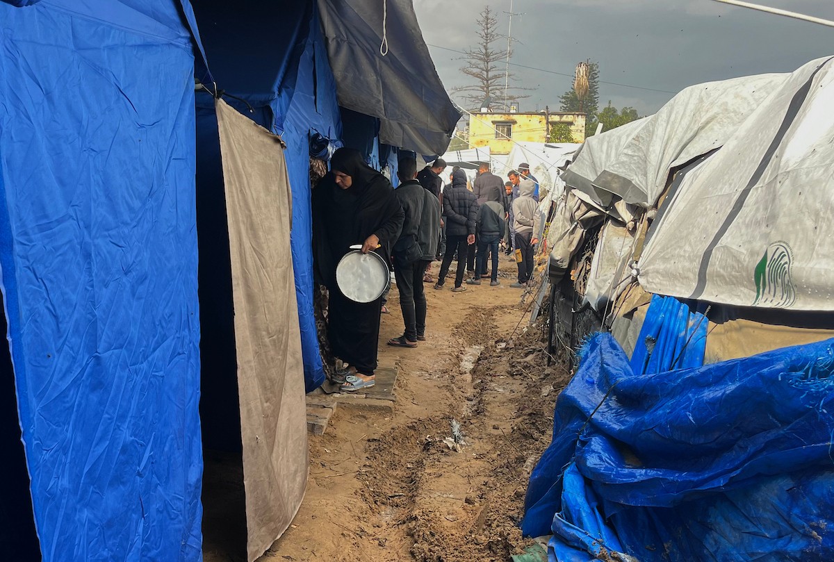 يُعاني النازحون الفلسطينيون من الفيضانات التي اجتاحت خيامهم إثر هطول أمطار غزيرة في غزة، 11 ديسمبر/كانون الأول 2025.