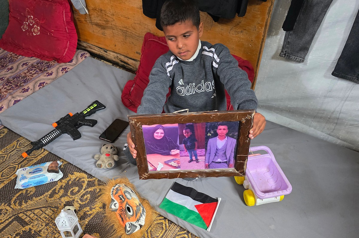 أطفالٌ نجوا من الحرب، تيتموا عن آبائهم وأمهاتهم، يتطلعون إلى عام ٢٠٢٦ بأملٍ كبير، حاملين أحلامًا بسيطة بسلامٍ آمنٍ ودائم، خان يونس، جنوب قطاع غزة، ٣٠ ديسمبر ٢٠٢٥، تصوير: طارق محمد (APA )