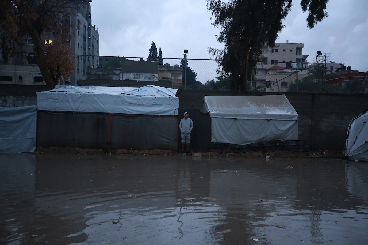 النازحون الفلسطينيون يواجهون برداً قارساً في الخيام بمدينة غزة، 15 ديسمبر/كانون الأول 2025. تصوير: عمر أشتوي