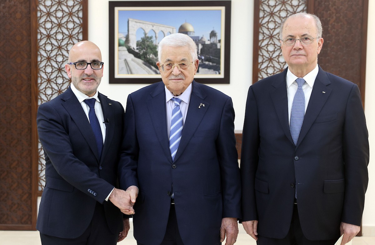 أدى الوزير ستيفان سلامة اليمين الدستورية أمام الرئيس الفلسطيني محمود عباس وزيراً للمالية والتخطيط، عقب تصويت الحكومة الفلسطينية التاسعة عشرة بالثقة. رام الله، الضفة الغربية، 16 ديسمبر/كانون الأول 2025. تصوير: ثائر غنيم