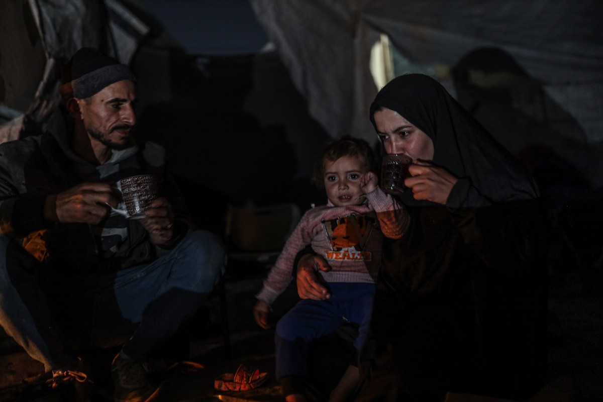 عائلات نازحة تتجمع حول النار للتدفئة في مدينة غزة في ظل الأجواء الباردة، 30 ديسمبر/كانون الأول 2025. تصوير: عمر أشتوي