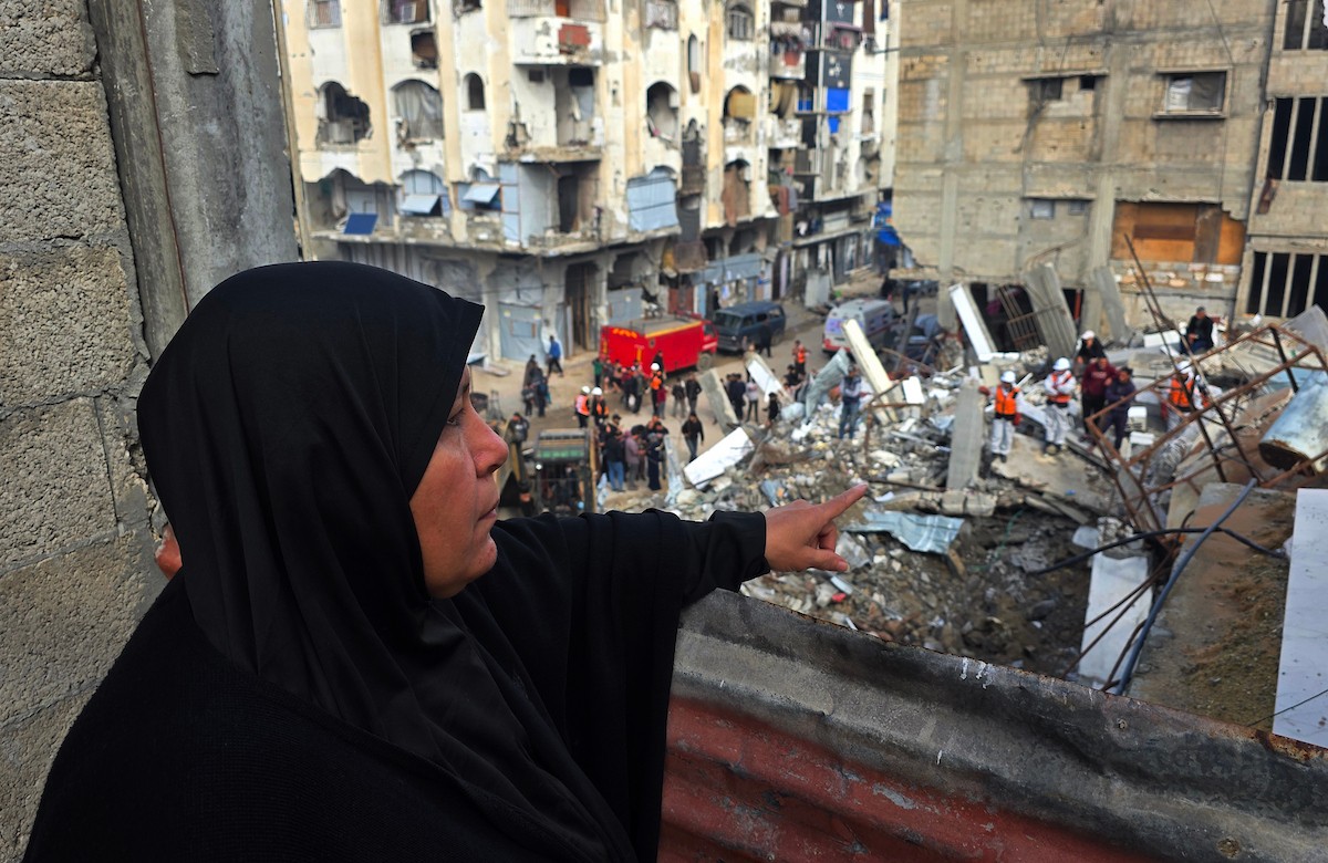 فرق الدفاع المدني تبدأ عمليات البحث عن 55 جثة تحت أنقاض 13 منزلاً دمرها القصف الإسرائيلي في خان يونس، 20 ديسمبر/كانون الأول 2025. صور: طارق محمد/ (APA )