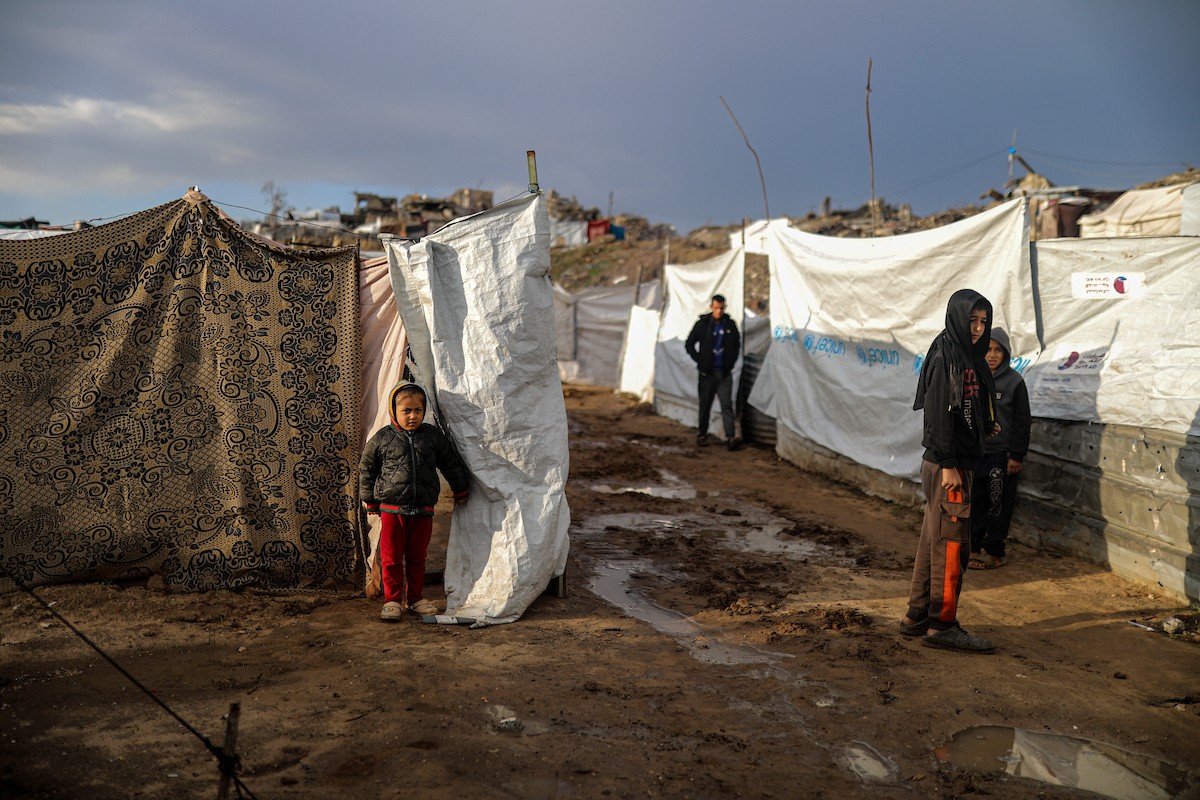 يُعاني النازحون الفلسطينيون من الفيضانات التي اجتاحت خيامهم إثر هطول أمطار غزيرة في غزة، 11 ديسمبر/كانون الأول 2025.