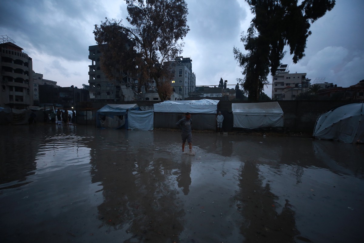النازحون الفلسطينيون يواجهون برداً قارساً في الخيام بمدينة غزة، 15 ديسمبر/كانون الأول 2025. تصوير: عمر أشتوي