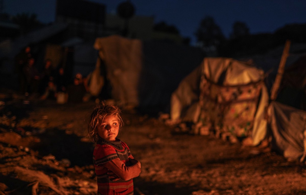 يعيش الفلسطينيون حياتهم اليومية الصعبة ليلاً في خيام نصبت في شوارع مدينة غزة، 5 ديسمبر/كانون الأول 2025.تصوير: عمر أشتوي
