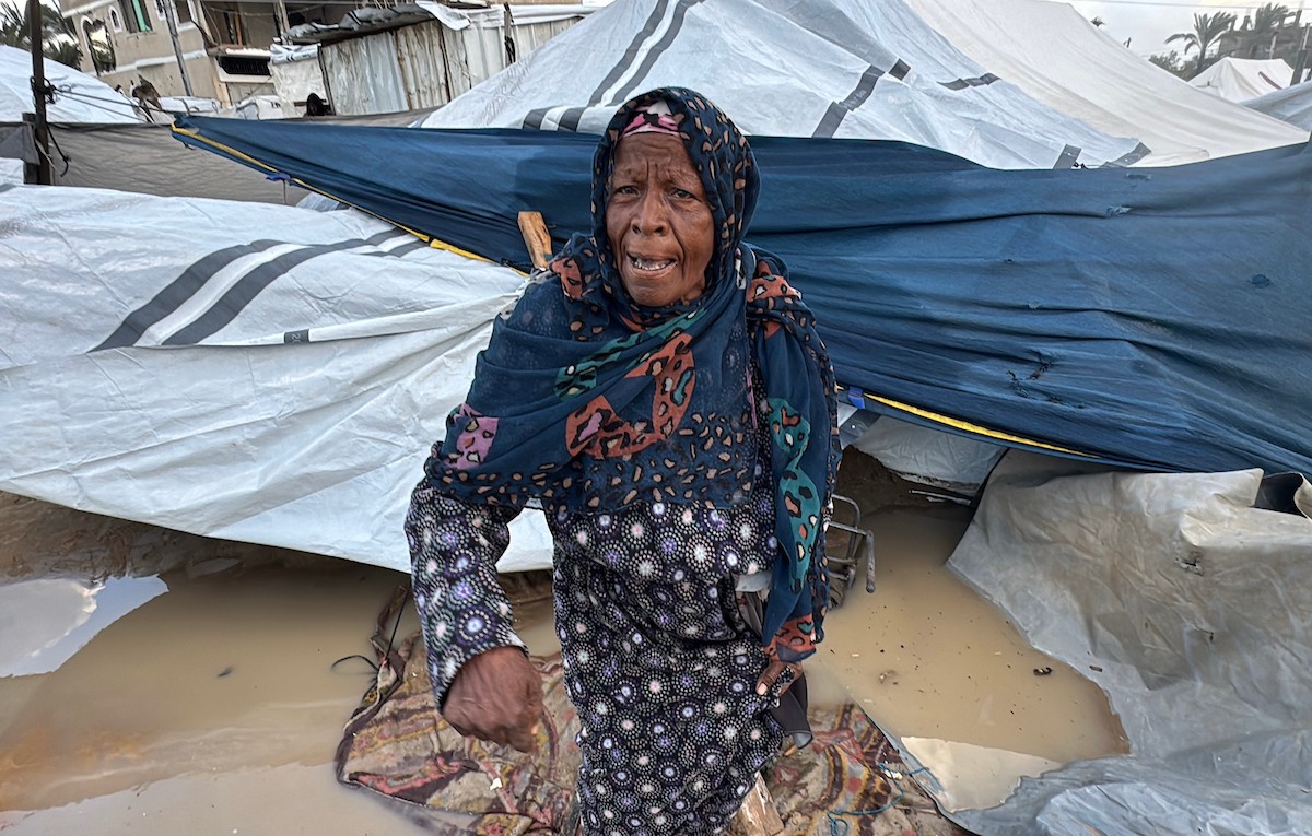 يُكافح الفلسطينيون النازحون، المقيمون في خيام مؤقتة، من أجل البقاء في ظل ظروف قاسية، حيث تجتاح الأمطار والعواصف الشديدة دير البلح، وسط قطاع غزة، في 28 ديسمبركانون الأول 2025. صورة أحمد إبراهيم(APA)