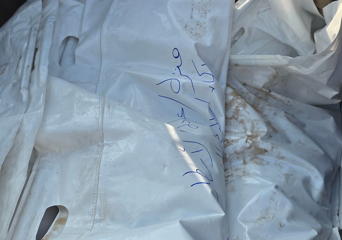 شارك فلسطينيون في جنازة 25 فلسطينياً، بينهم الصحفية هبة العبادلة، الذين فقدوا أرواحهم بعد استهداف منازلهم في غارة جوية إسرائيلية، ثم انتشالهم لاحقاً من تحت الأنقاض، في خان يونس، جنوب قطاع غزة، في 26 ديسمبر/كانون الأول 2025. (صورة: طارق محمد)