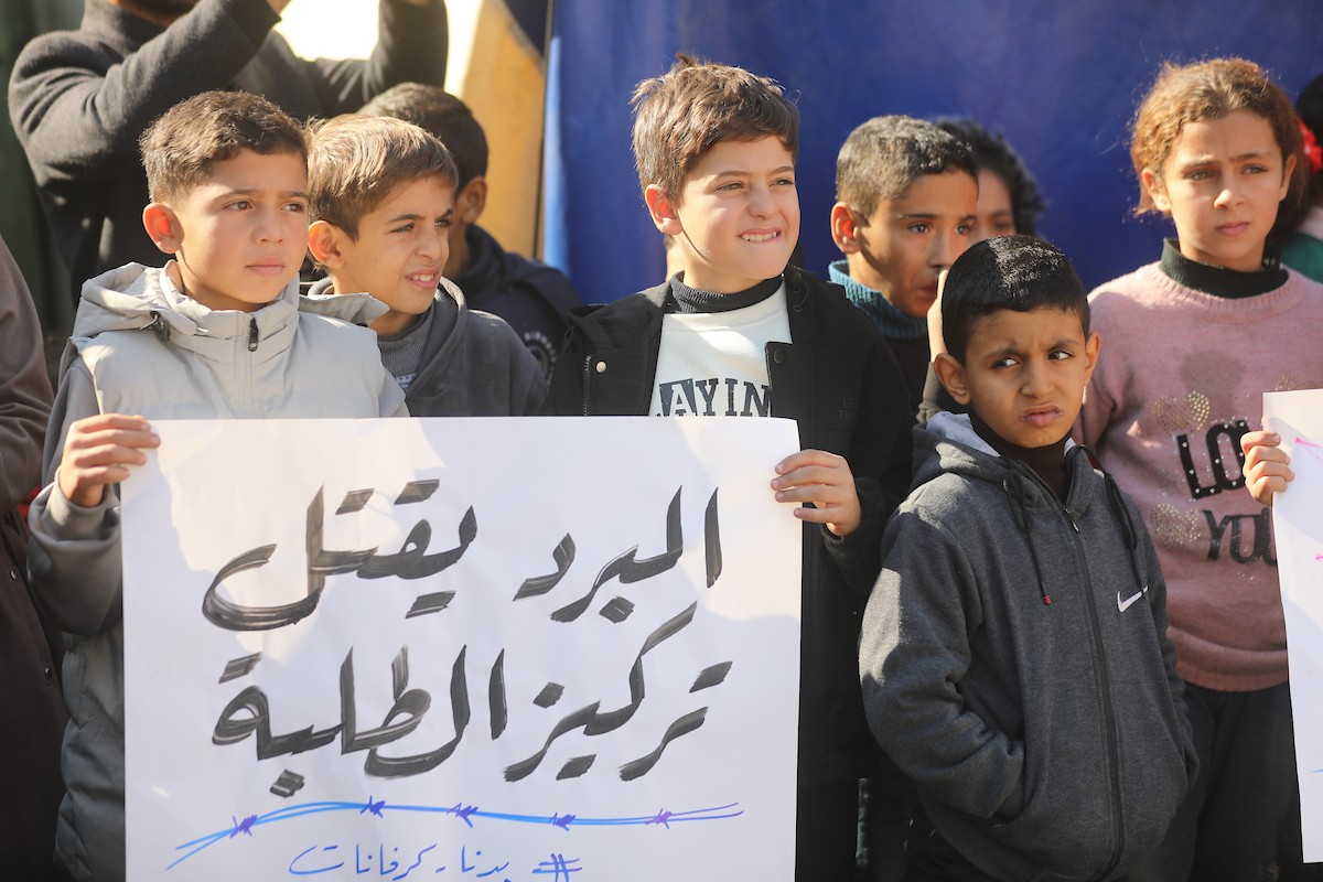 شارك أطفال فلسطينيون في احتجاج بمدينة غزة، مطالبين ببيئة تعليمية آمنة وكريمة بدلاً من الخيام التي يتلقون فيها دروسهم حالياً، ديسمبر/كانون الأول 2025. تصوير: عمر أشتوي