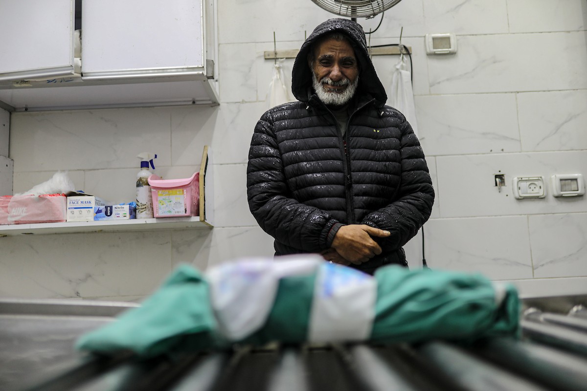 توفي طفل رضيع يبلغ من العمر ثلاثة أشهر، يُدعى تيم الخواجة، كان يعيش في خيمة بمخيم الشاطئ غرب مدينة غزة، نتيجةً لظروف الطقس الباردة في شمال قطاع غزة، في 12 ديسمبر/كانون الأول 2025.