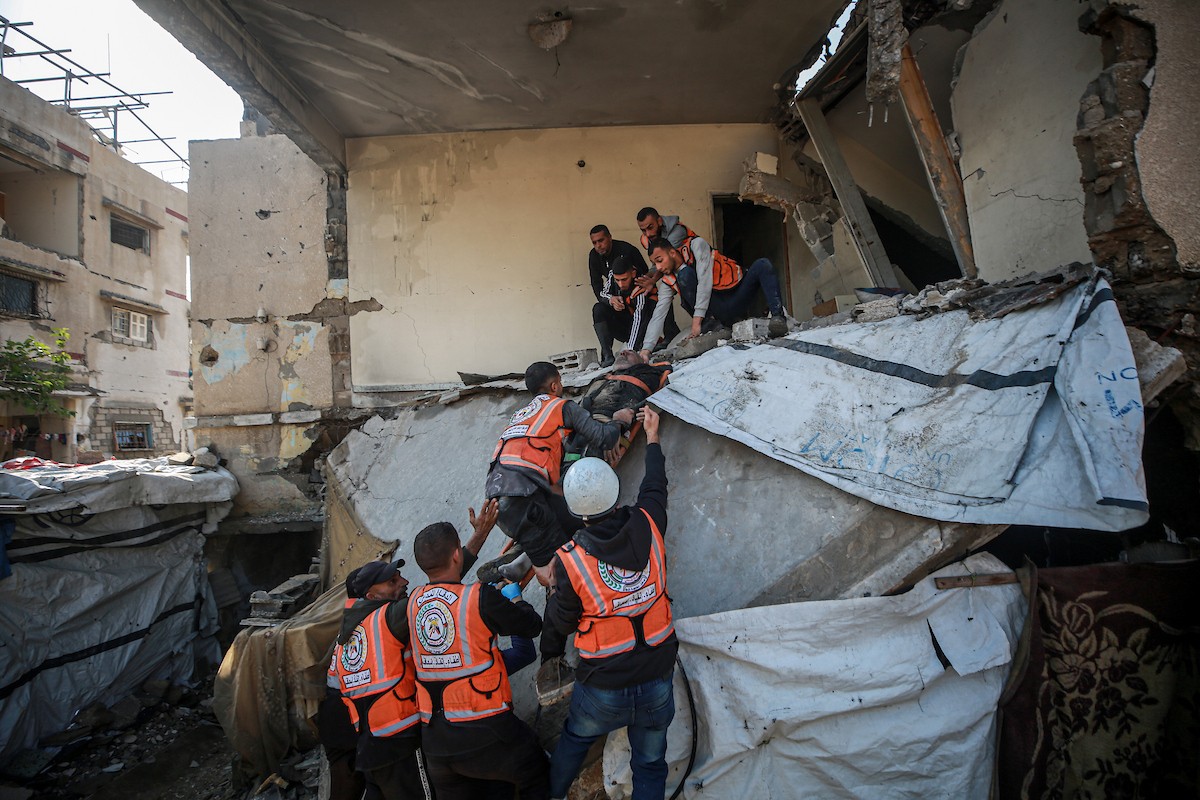 عمليات بحث وإنقاذ في مبنى سكني انهار في مخيم الشاطئ، مدينة غزة، 16 ديسمبر/كانون الأول 2025. صورة: عمر أشتوي