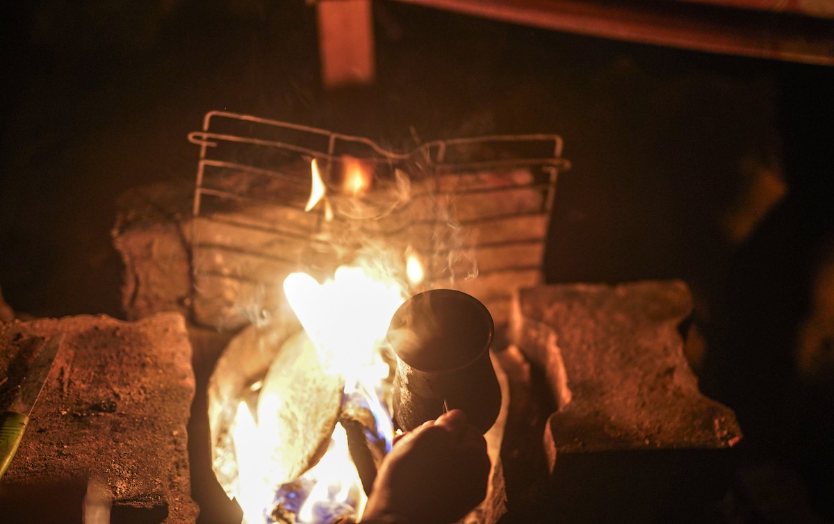 يعيش الفلسطينيون حياتهم اليومية الصعبة ليلاً في خيام نصبت في شوارع مدينة غزة، 5 ديسمبر/كانون الأول 2025.تصوير: عمر أشتوي