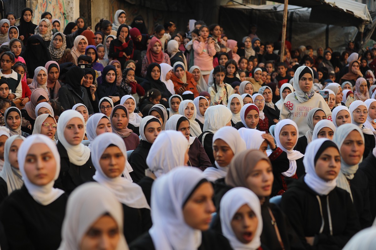 شارك صبية وفتيات في حفل تكريم لحافظي القرآن الكريم في مخيم الشاطئ للاجئين غرب مدينة غزة، حيث تم تكريم 500 حافظ للقرآن، 25 ديسمبر/كانون الأول 2025. تصوير: عمر أشتوي