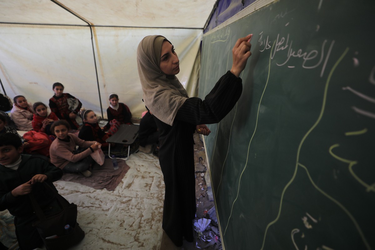 شارك أطفال فلسطينيون في احتجاج بمدينة غزة، مطالبين ببيئة تعليمية آمنة وكريمة بدلاً من الخيام التي يتلقون فيها دروسهم حالياً، ديسمبر/كانون الأول 2025. تصوير: عمر أشتوي