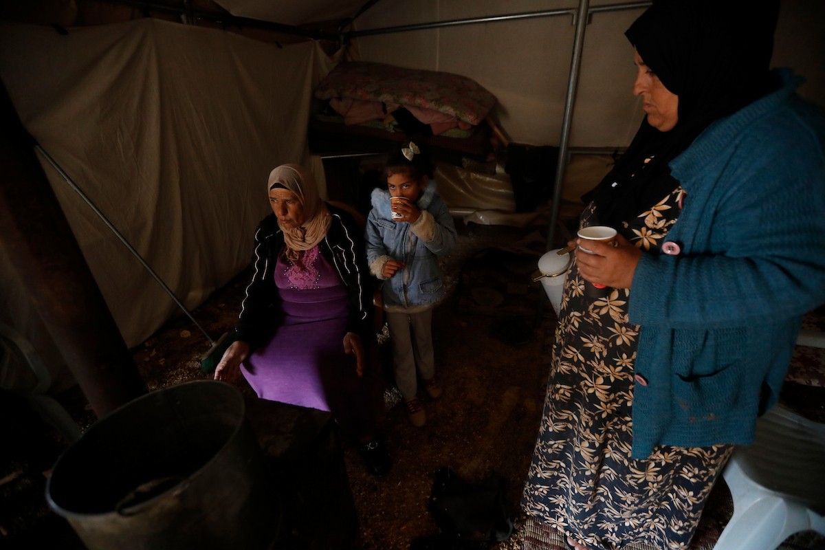 مياه الأمطار تغمر خيمة عائلة حرب التي أقامتها على أنقاض منزلهم الذي هدمه الجيش الإسرائيلي في 9 ديسمبر، في منطقة خلات الفرا، غرب يطا، جنوب الخليل، 29 ديسمبر/كانون الأول 2025. تصوير: مأمون وزواز