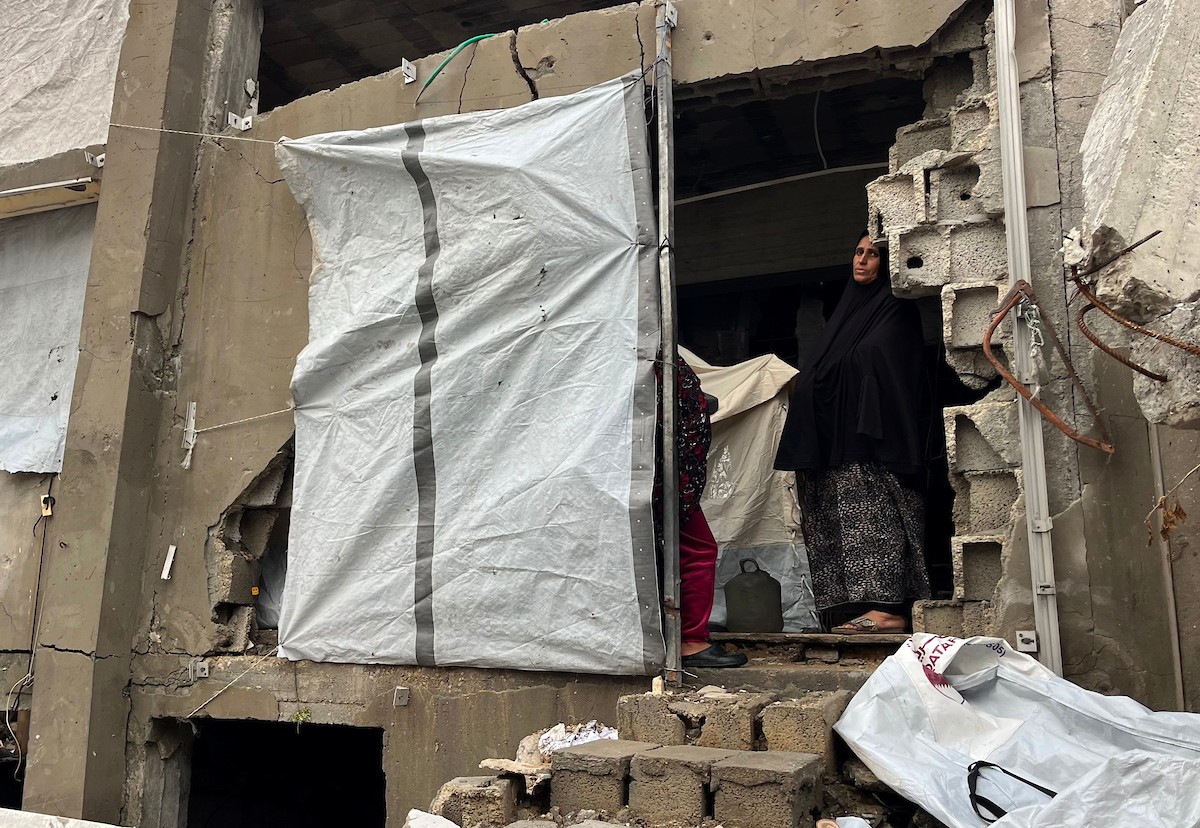 يعيش أشرف وشادية السرساوي مع أحفادهما العشرة داخل خيمة مؤقتة نُصبت في مبنى غير آمن إنشائياً غرب مدينة غزة، وسط تدهور الأوضاع الإنسانية.18 ديسمبر/كانون الأول 2025. صورة: مطر الزاق