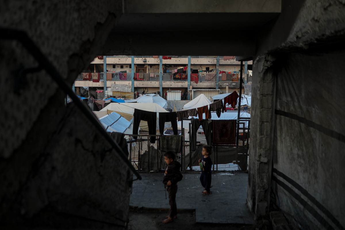 يواصل الفلسطينيون حياتهم اليومية في ظل ظروف صعبة في مدارس الأونروا بمدينة غزة في الأول من ديسمبر/كانون الأول 2025