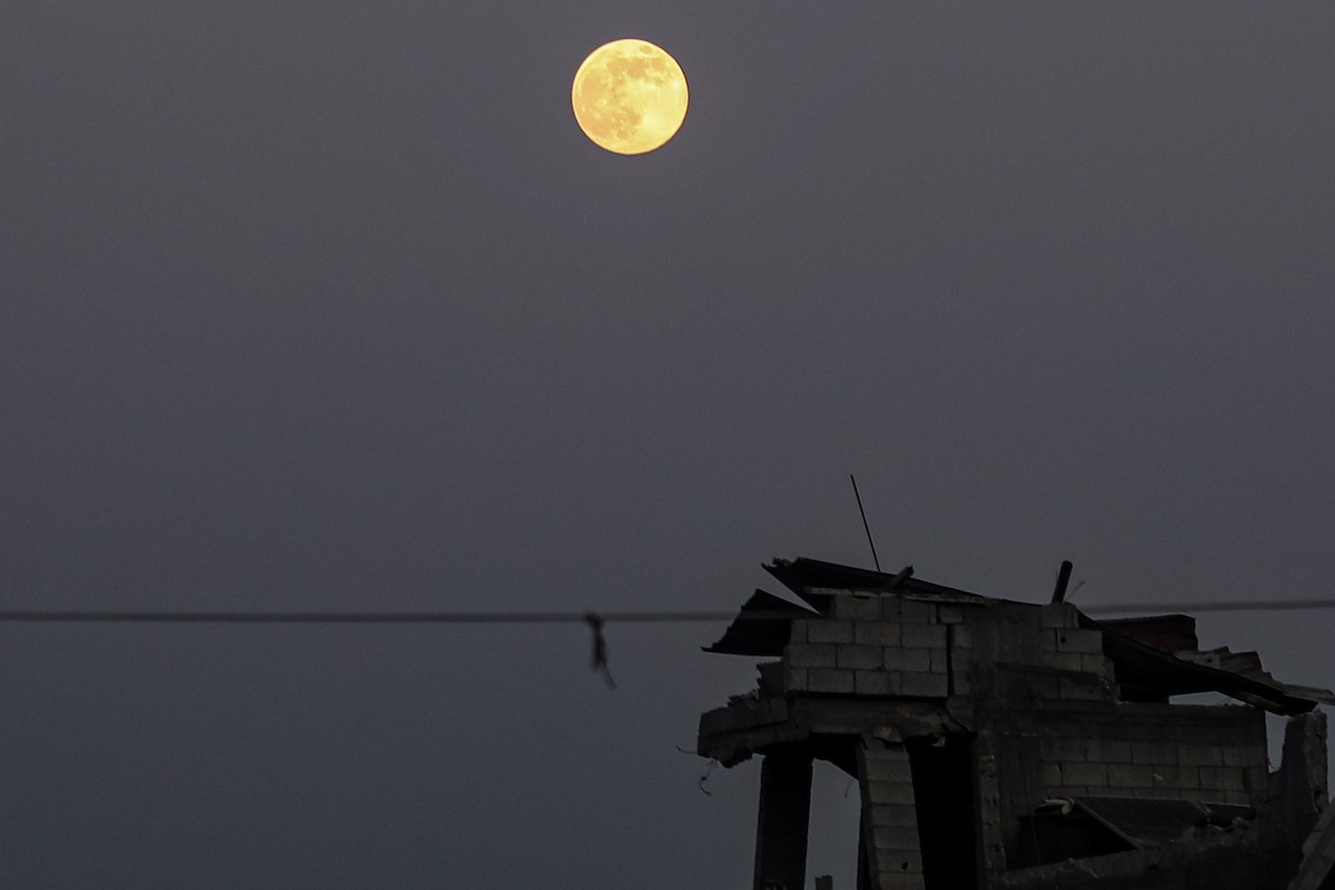 القمر البارد للغاية، آخر قمر عملاق لعام 2025، يظهر فوق سماء مدينة غزة، 4 ديسمبر/كانون الأول 2025. تصوير: عمر أشتوي