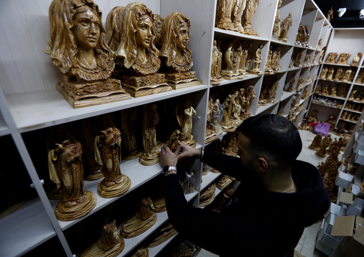 نحت خشب الزيتون في بيت لحم لصنع قطع فنية وهدايا متنوعة، تشمل منحوتات دينية وزخارف تقليدية وتذكارات، استعدادًا لعيد الميلاد، 18 ديسمبر/كانون الأول 2025 تصوير: مأمون وزواز/ (apa)