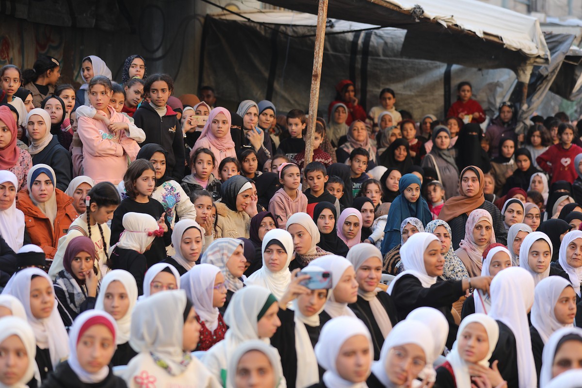 شارك صبية وفتيات في حفل تكريم لحافظي القرآن الكريم في مخيم الشاطئ للاجئين غرب مدينة غزة، حيث تم تكريم 500 حافظ للقرآن، 25 ديسمبر/كانون الأول 2025. تصوير: عمر أشتوي