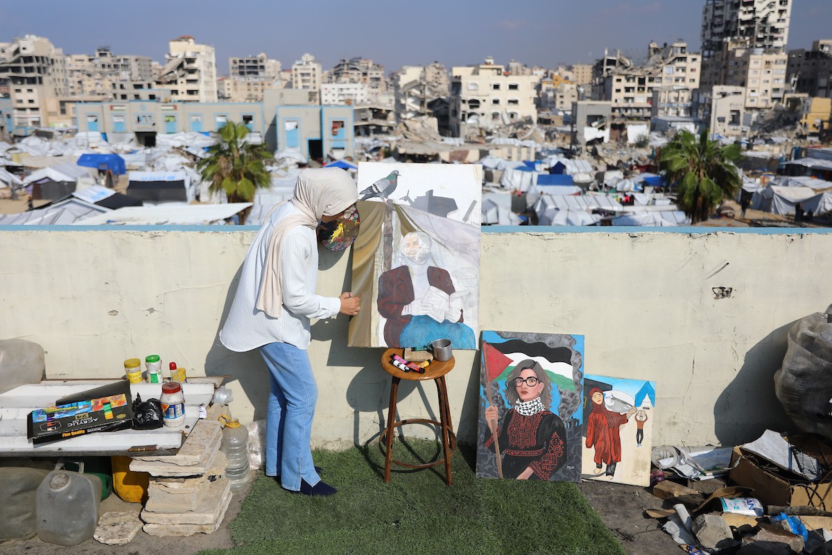 الطفلة النازحة سارة سعدة (14 عامًا) تمارس شغفها الفني بالرسم في خيمتها بمدينة غزة،23 ديسمبر/كانون الأول 2025 تصوير: عمر أشتوي