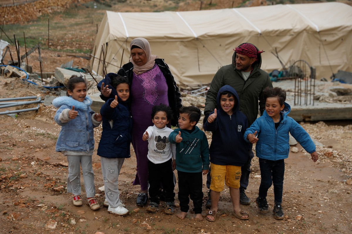 مياه الأمطار تغمر خيمة عائلة حرب التي أقامتها على أنقاض منزلهم الذي هدمه الجيش الإسرائيلي في 9 ديسمبر، في منطقة خلات الفرا، غرب يطا، جنوب الخليل، 29 ديسمبر/كانون الأول 2025. تصوير: مأمون وزواز