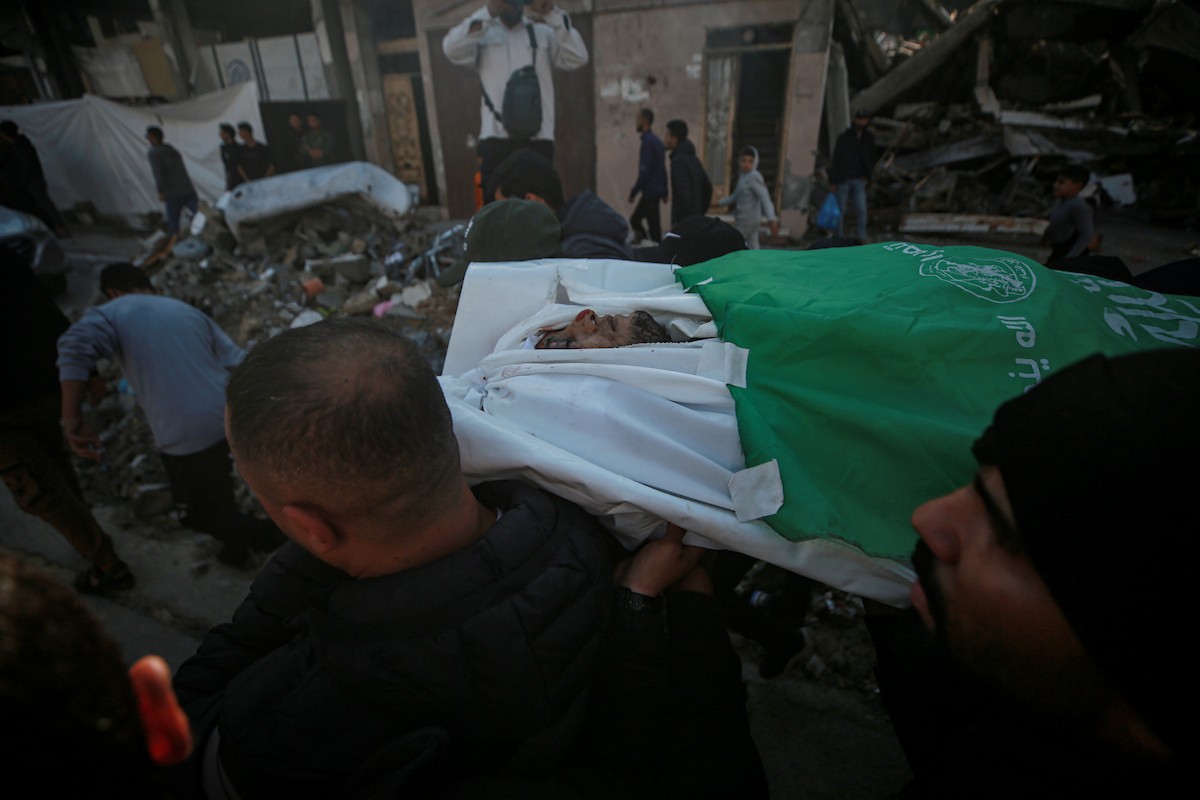 شارك فلسطينيون في موكب جنازة رائد سعيد، القائد البارز في كتائب عز الدين القسام، الجناح العسكري لحركة حماس، وثلاثة من معاونيه، الذين قُتلوا في غارة جوية إسرائيلية في اليوم السابق، في 14 ديسمبر/كانون الأول 2025