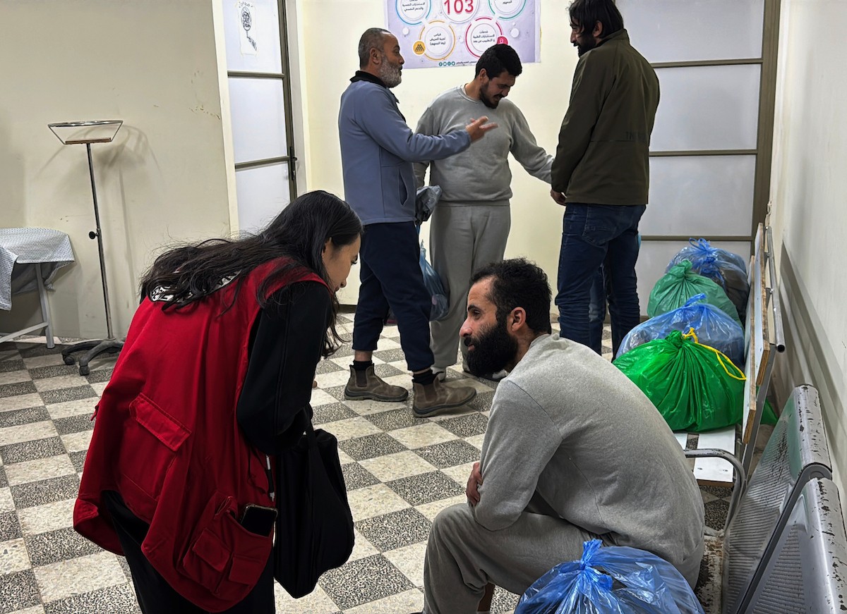 نقل أسرى فلسطينيين أفرج عنهم الجيش الإسرائيلي بواسطة سيارات تابعة للصليب الأحمر إلى مستشفى شهداء الأقصى لإجراء فحوصات طبية في دير البلح، وسط قطاع غزة، في 21 ديسمبر/كانون الأول 2025. (صورة: أحمد إبراهيم/ apa)