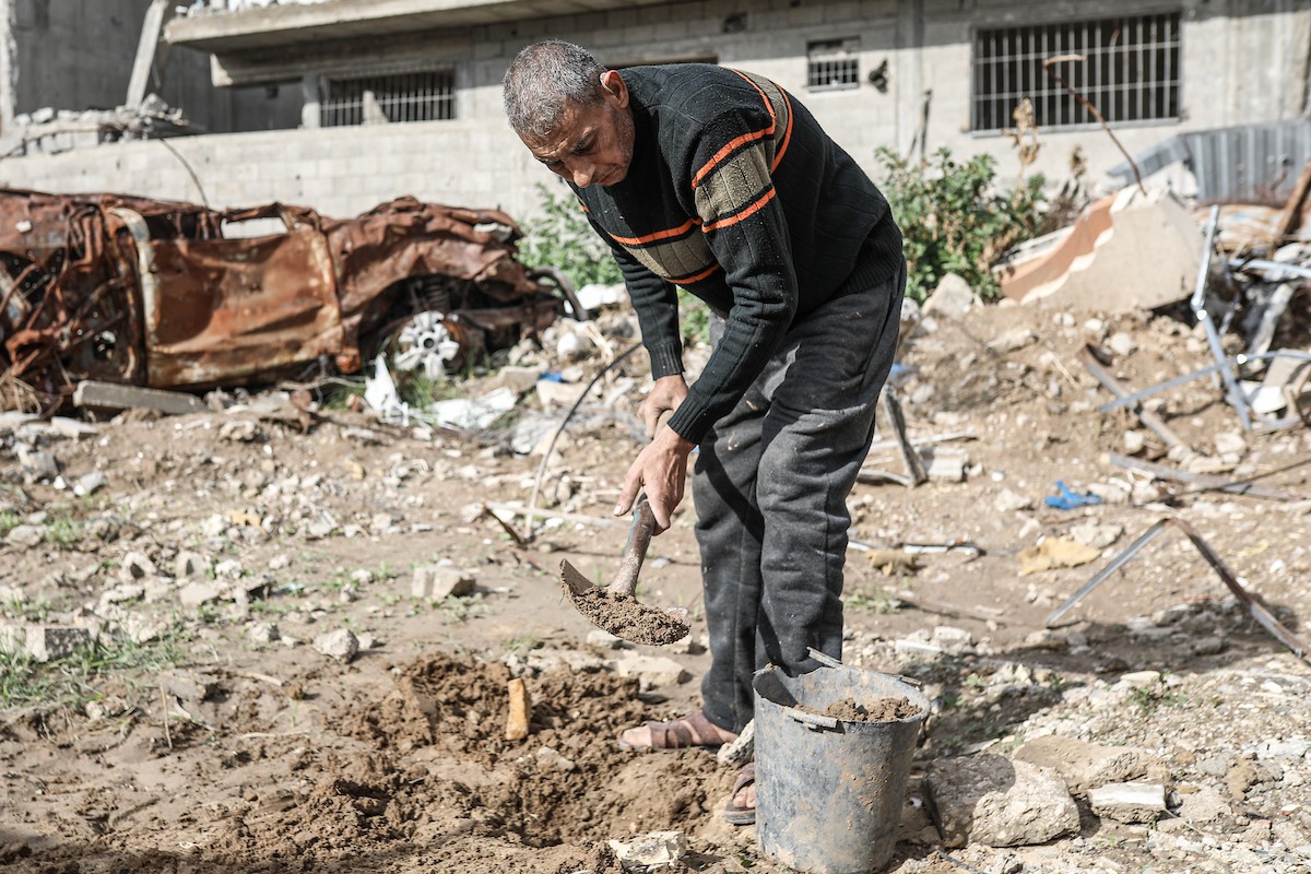 الفلسطيني أحمد المبحوح، مريض سرطان، يبني منزلاً طينياً بيديه في مخيم البريج للاجئين وسط قطاع غزة، 15 ديسمبر/كانون الأول 2025. عدسة: رمزي أبو عامر