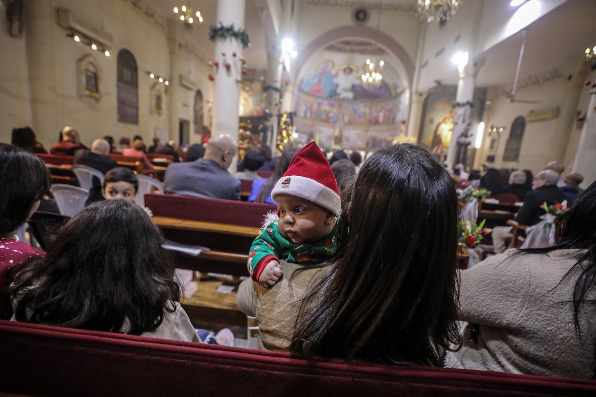 مسيحيون فلسطينيون يحضرون قداس عيد الميلاد في الدير اللاتيني بمدينة غزة في 24 ديسمبر/كانون الأول 2025. صورة: عمر أشتوي